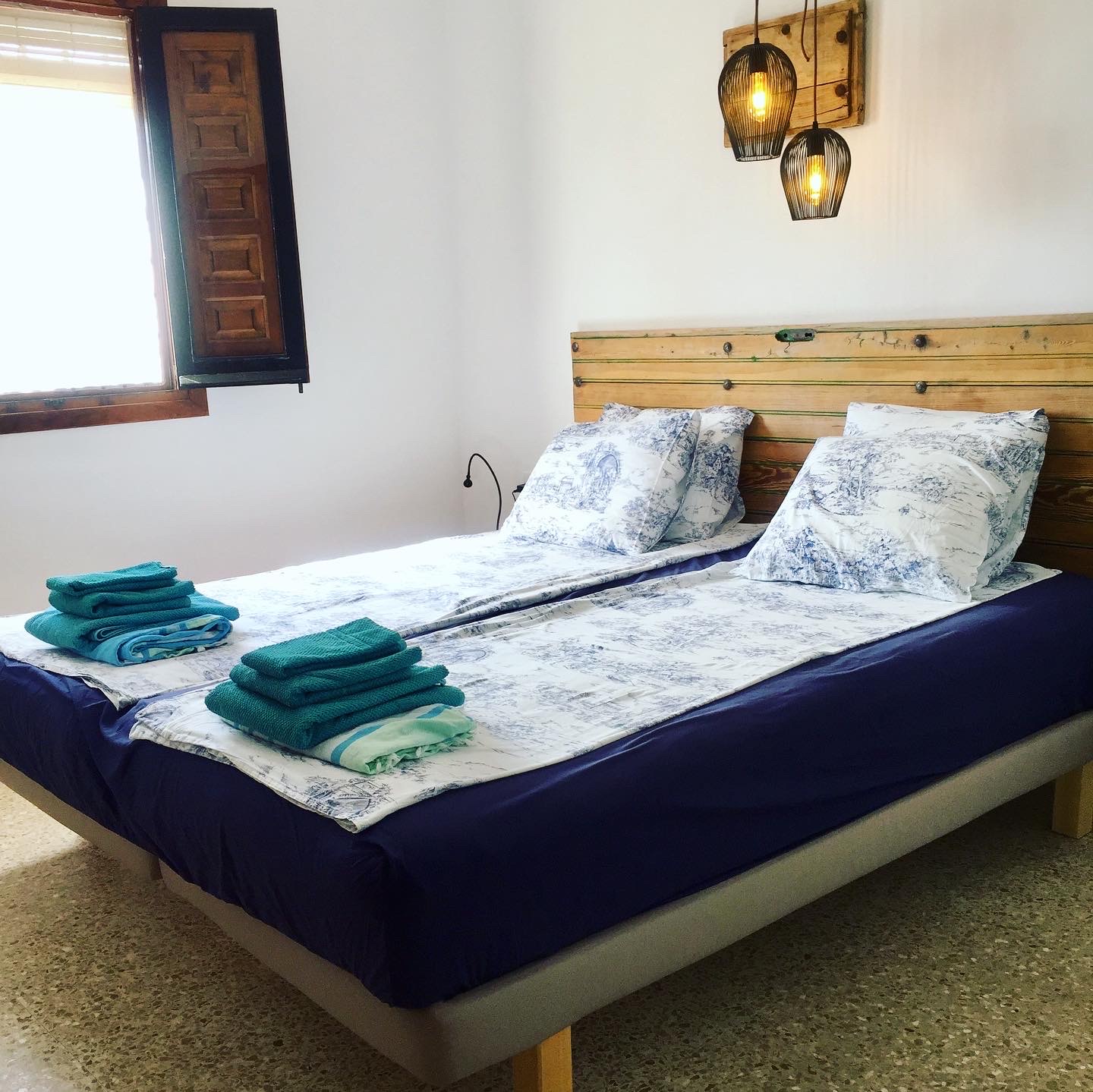 Master bedroom met boxspringbed en ensuite badkamer