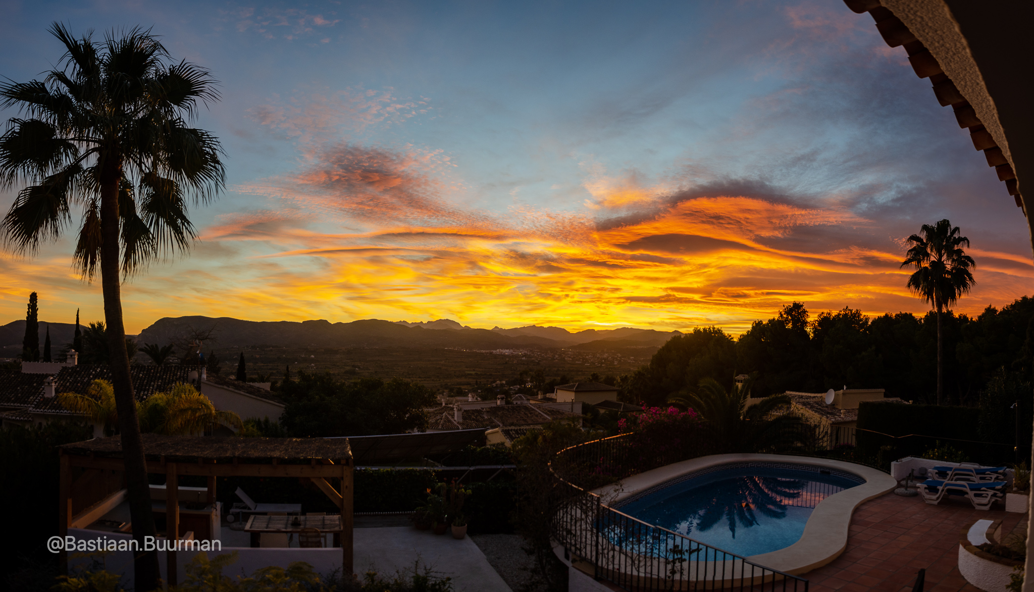 Terras met zwembad en uitzicht op berg Móntgo bij zonsondergang