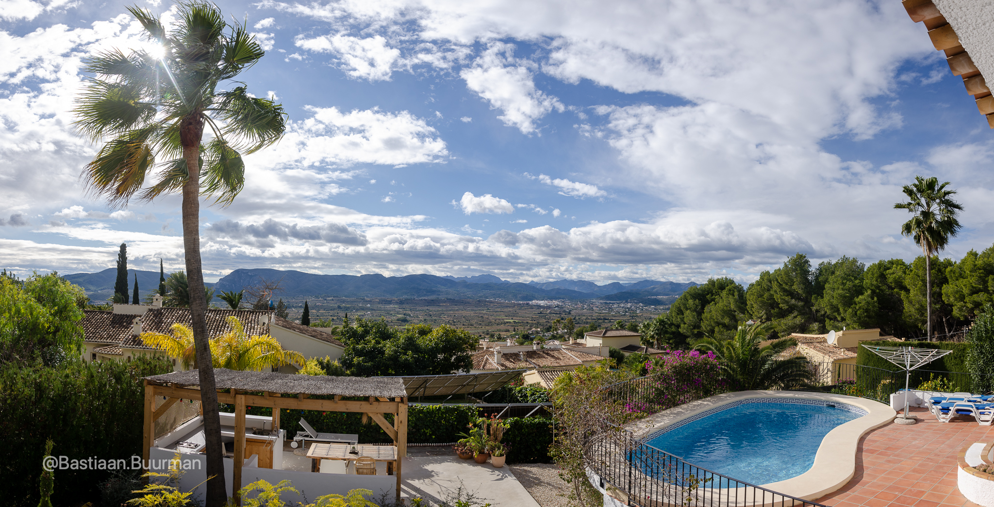 Villa Buurman vanuit de lucht — privézwembad met uitzicht op berg Móntgo in Jávea, Costa Blanca