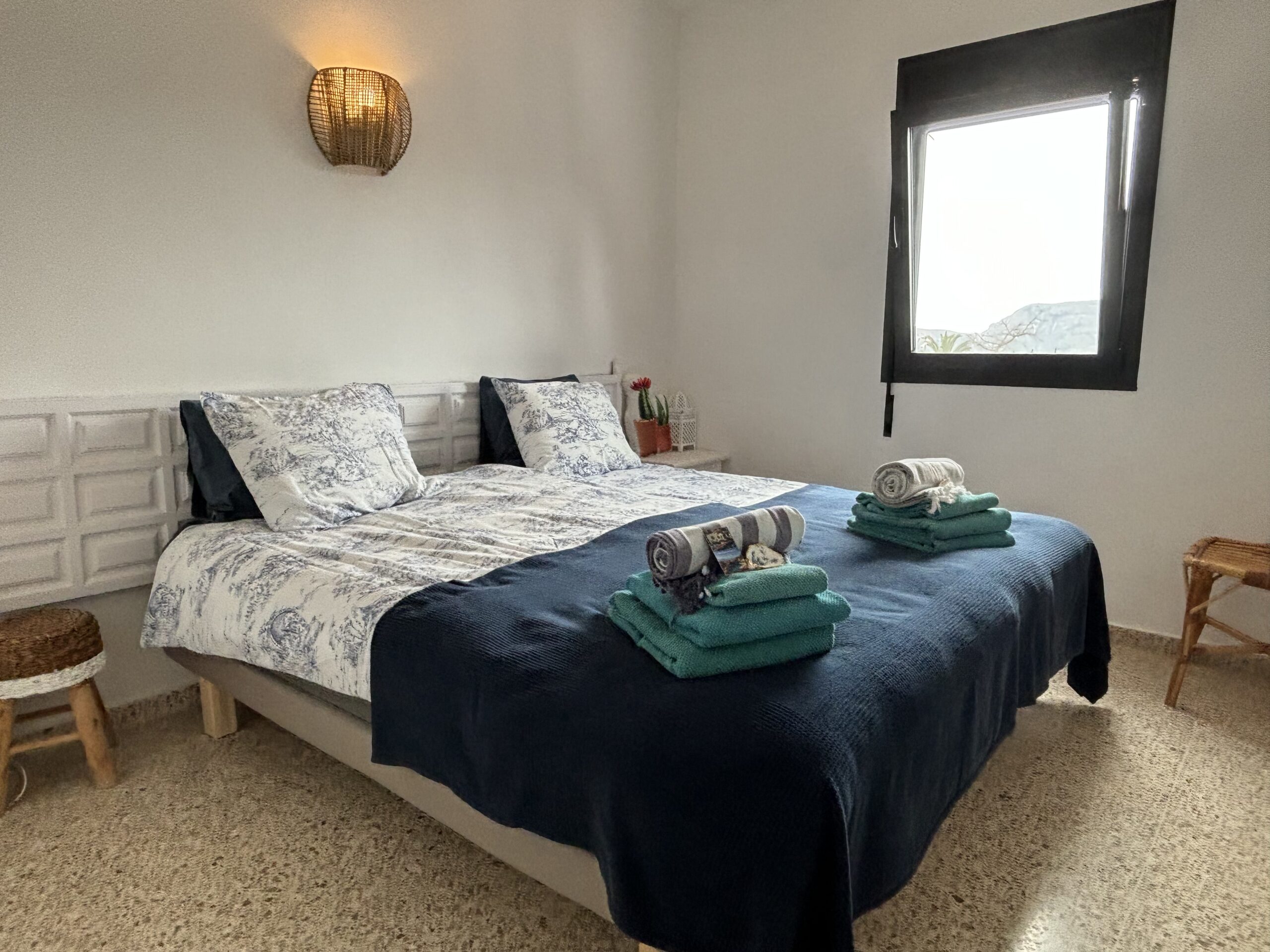 Slaapkamer met opgemaakt tweepersoonsbed