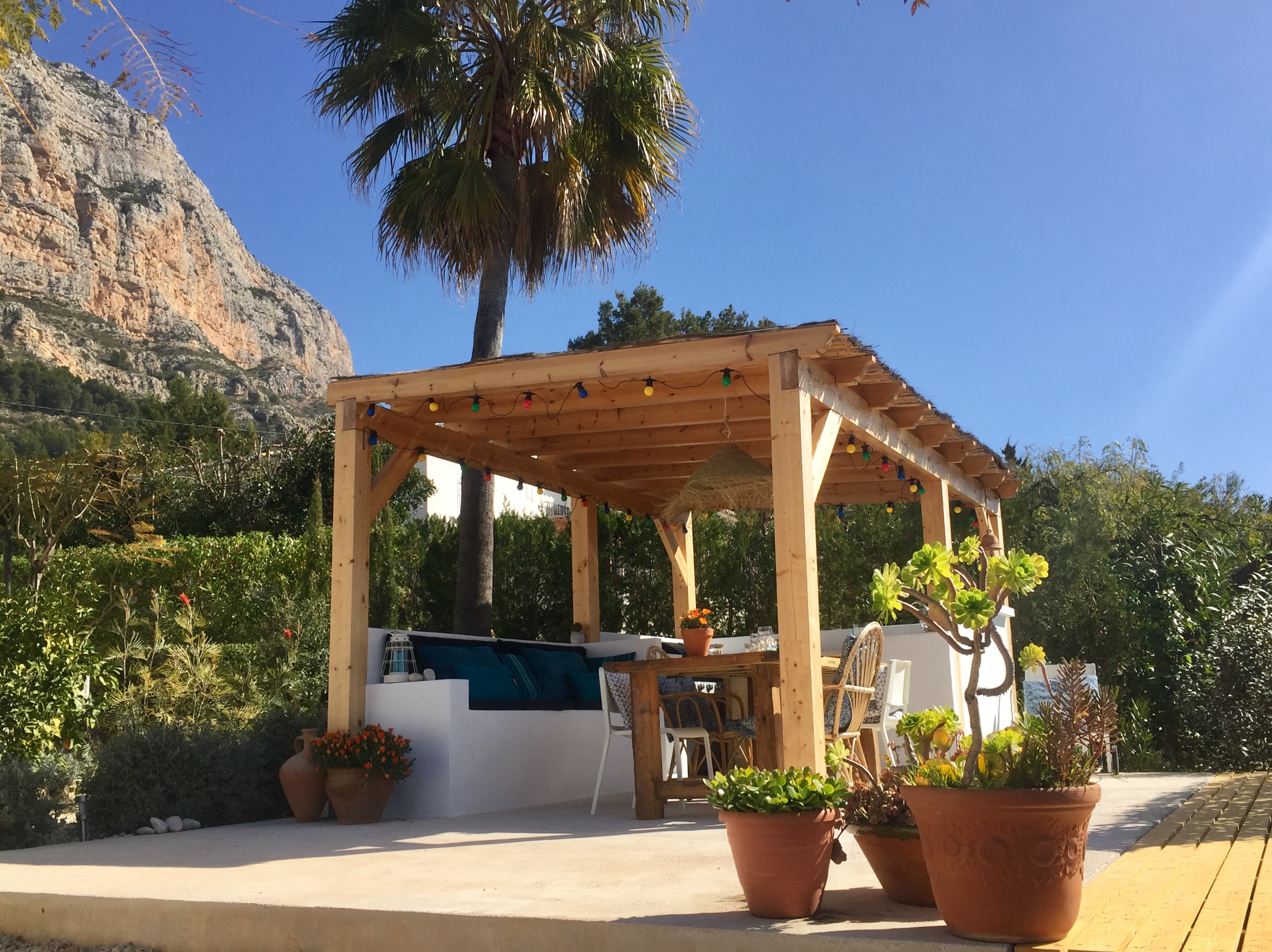 Buitenkeuken met gas-BBQ en eettafel